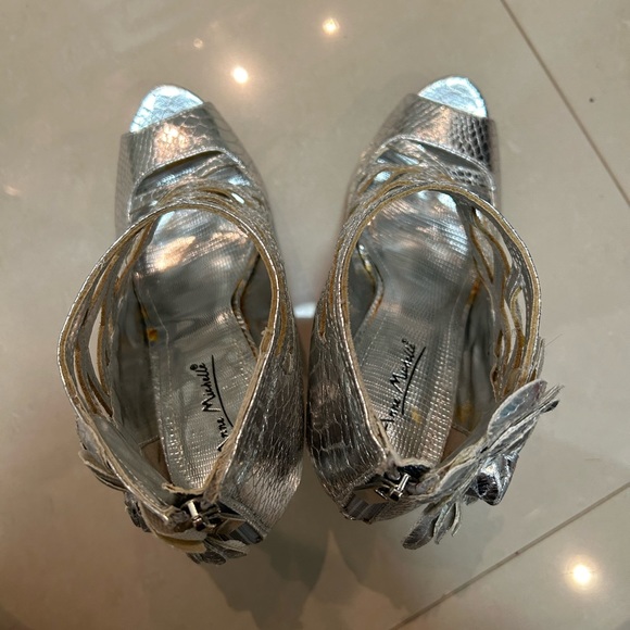 Silver heels - Picture 5 of 6